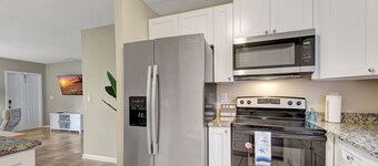 Seaside Serenity: 2BR, Walk to Beach & Restaurants!