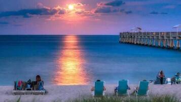 Chaises longues, serviettes de plage