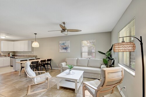 Seaside Serenity: 2BR, Walk to Beach & Restaurants!