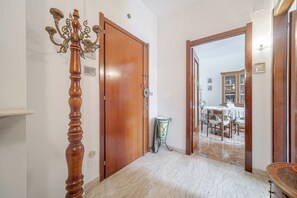 Apartamento Confort | Zona de estar | Una televisión de pantalla plana