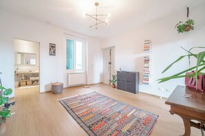Apartamento superior | Zona de estar | Una televisión de pantalla plana