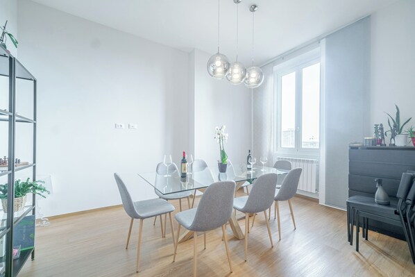 Apartamento superior | Zona de estar | Una televisión de pantalla plana