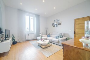 Apartamento superior | Área de estar | TV de tela plana