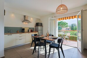 Dining - A stone's throw from the sandy beach (Le Pradet)