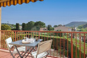 Outdoor dining - A stone's throw from the sandy beach (Le Pradet)