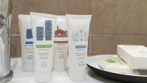 Vier Flaschen Körperpflegeprodukte, an denen erkennbar ist, dass sie Algenextrakte enthalten.