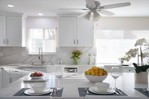 Orchard Oasis: Pool Table|King Beds|En Suite Baths|Garage & Driveway Parking