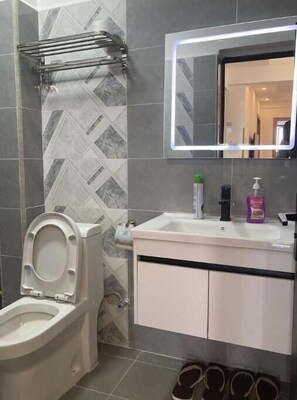 Towels, soap, toilet paper - Cozy, spacious 1 bedroom apartment in Lavington (Nairobi)