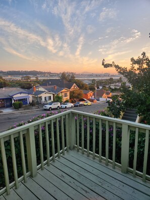 Property grounds - Quiet, centrally located 2 BR house just minutes from Napa, SF, Bay, and more!!! (Vallejo)