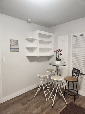 Dining - Quiet, centrally located 2 BR house just minutes from Napa, SF, Bay, and more!!! (Vallejo)