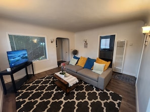 Living area - Quiet, centrally located 2 BR house just minutes from Napa, SF, Bay, and more!!! (Vallejo)