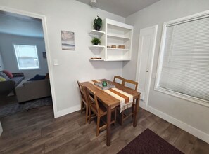 Dining - Quiet, centrally located 2 BR house just minutes from Napa, SF, Bay, and more!!! (Vallejo)