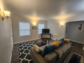 Living area - Quiet, centrally located 2 BR house just minutes from Napa, SF, Bay, and more!!! (Vallejo)