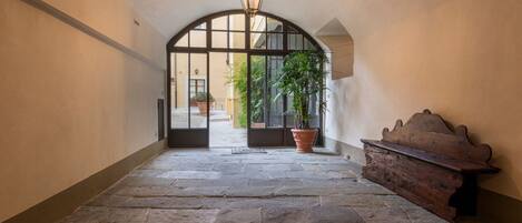 المنشأة من الداخل