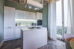 Fridge, oven, stovetop, dishwasher