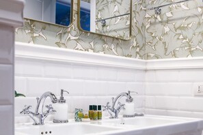 Shower, hair dryer, bidet - Apartments Florence- Curtatone Gold (Firenze)