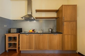 Kühlschrank, Mikrowelle, Herdplatte, Wasserkocher mit Kaffee-/Teezubehör