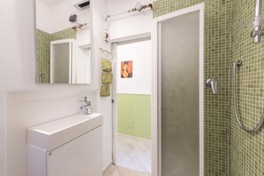 Dusche, Haartrockner, Bidet