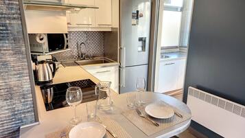 Een koelkast, een microgolfoven, een kookplaat