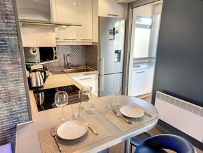 Réfrigérateur, micro-ondes, plaque de cuisson, cafetière/bouilloire