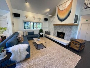 Smart TV, fireplace, DVD player, books
