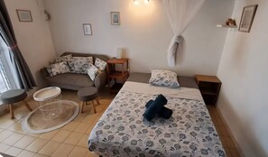 1 bedroom, iron/ironing board, travel cot, free WiFi