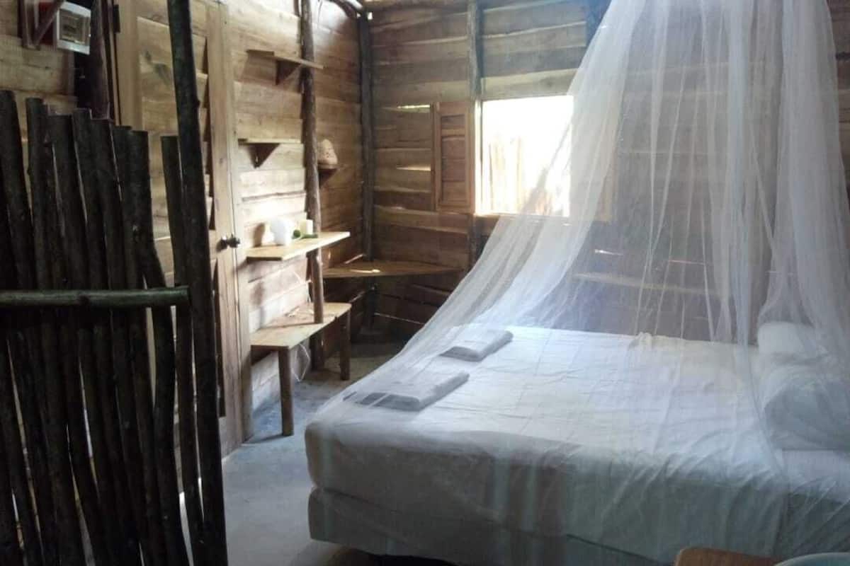 Cabane, 1 grand lit, salle de bains attenante, vue jardin