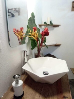 Bungalow, 4 Bedrooms, Kitchen, Garden View | Bathroom | Shower, towels, toilet paper - Bungalows India  El Valle Samana (El Valle)