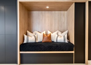 2 habitaciones, tabla de planchar con plancha y cuna de viaje 