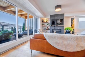 Smart TV, chimenea, futbolito y libros 