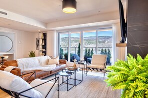 Smart TV, chimenea, futbolito y libros 