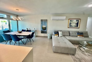 Living area - NEW 3/2 POOLFRONT. FULL BACKUP GENERATOR, 2 POOLS, NEAR BEACH, GYM, 2 PARKINGS. (Carolina)