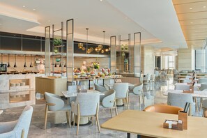 Café da manhã com buffet grátis todos os dias
