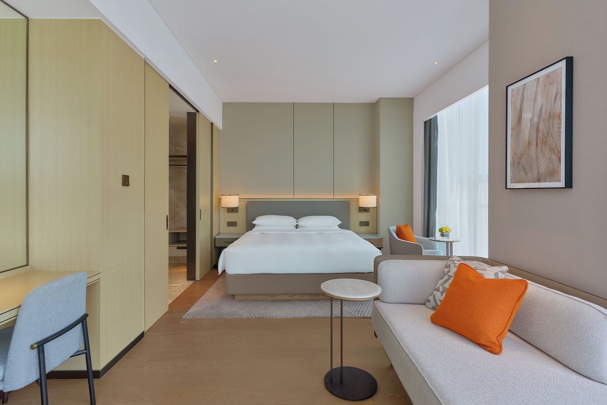 Suite, 1 kingsize bed | Een kluis op de kamer, geluiddichte muren, een strijkplank/strijkijzer