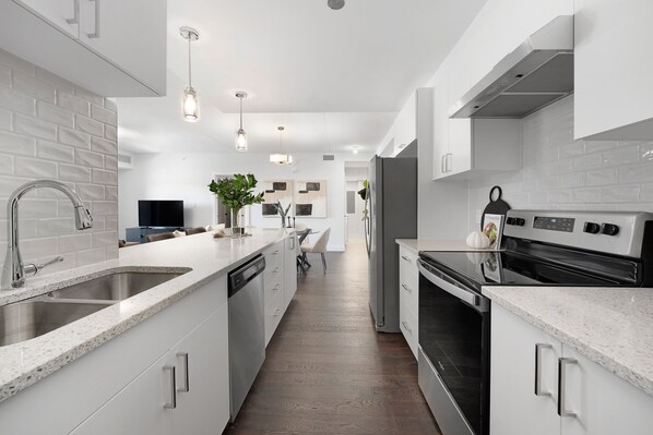 冷蔵庫、電子レンジ、オーブン、コンロ