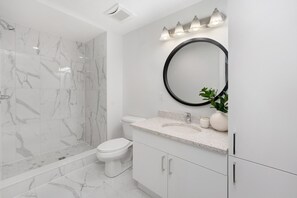 Ducha, secador de pelo, toallas, jabón