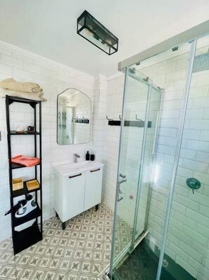 Shower, hair dryer, towels, soap - Beautiful home overlooking Costanera Center

 (Providencia)