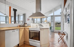 Frigorifero, forno, piano cottura, lavastoviglie