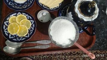 Sudah termasuk sarapan masakan setempat setiap hari