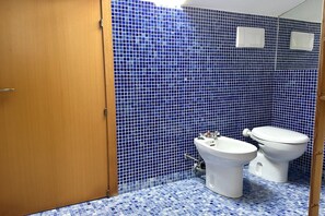 Doccia, bidet, asciugamani