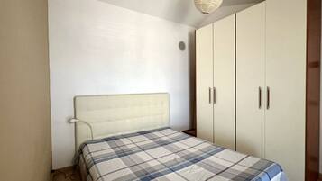3 bedrooms, bed sheets