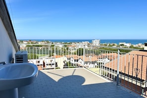 A balcony with a view of the sea and buildings. - M390 - Marcelli, delightful villa with sea view (Marcelli)