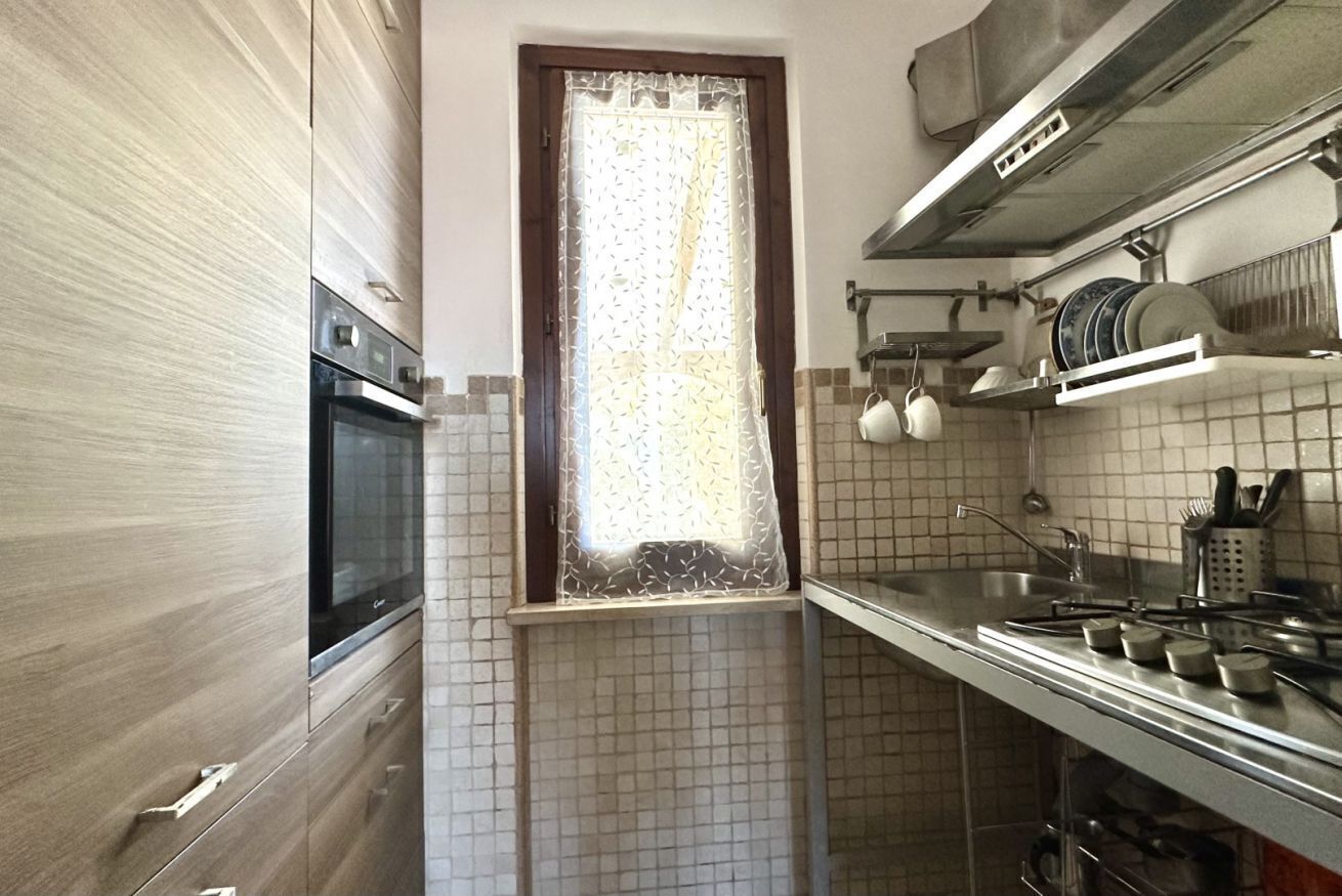 Een koelkast, een oven, een eettafel
