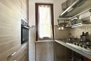 Fridge, oven, dining tables - M390 - Marcelli, delightful villa with sea view (Marcelli)