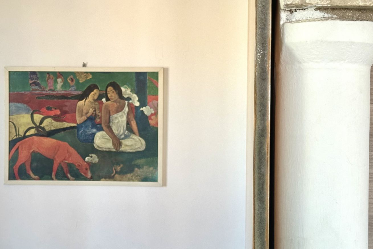 Un quadro appeso a una parete.