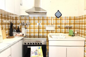Frigorifero, tavolo da pranzo