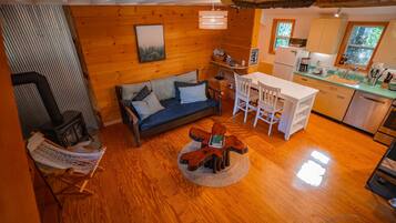 TV connectée, cheminée, livres, espaces bureaux