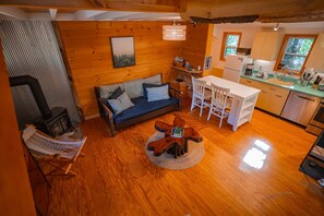 Una Smart TV, una chimenea, libros, una oficina