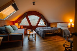 2 habitaciones, escritorio y tabla de planchar con plancha 