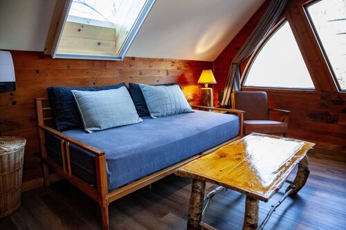 Xplorer II - Keene | Modernized Private Apartment in Town | Centrally Located to Major Trailheads